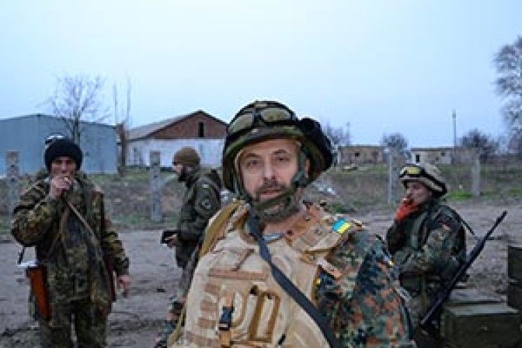 ДЕПУТАТ ОБЛРАДИ ВОЮЄ НА СХОДІ