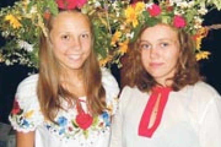 ФОТО НА КОНКУРС: на лузі дівчатка гуляли,