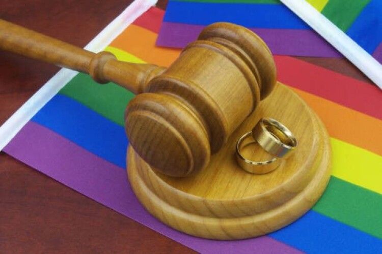 Суд в Україні вперше визнав «фактичний шлюб» двох чоловіків