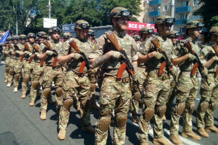У Маріуполі відбувся військовий парад з нагоди третьої річниці визволення міста (фото)
