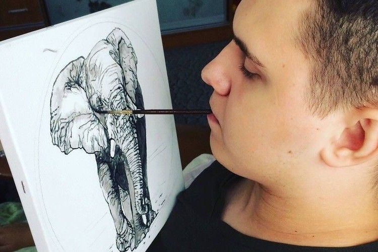 Хлопець, якого паралізувало на батуті, малює картини, тримаючи пензлик у зубах
