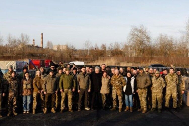 Зберігайте спокій і зміцнюйте ЗСУ – Порошенко на Донбасі передав бригадам партію допомоги