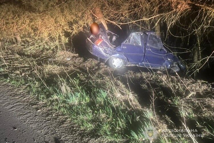 Життя обірвалося у «швидкій»: під Луцьком компанія підлітків на «Славуті» протаранила дерево