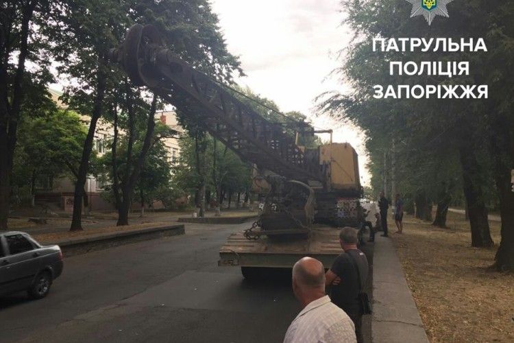 У Запоріжжі оштрафували чоловіка, бо той перевозив велетенського екскаватора (фото)