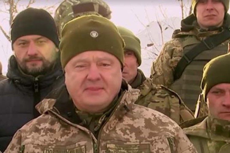 Порошенко на передовій привітав українців з 25-ю річницею створення ЗСУ (ВІДЕО)