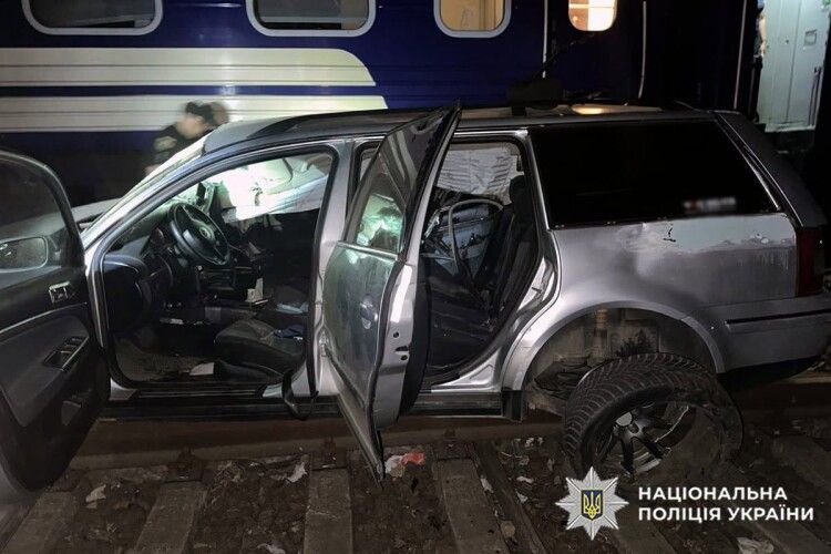 У Хмельницькому на залізничному переїзді потяг зніс автівку: двоє пасажирів загинули