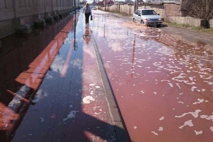 Аварія на заводі в Росії: місто залило «ріками» соку (ФОТО)