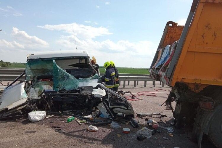 Зім’яло, як бляшанку: у жахливій смертельній аварії на Рівненщині зіткнулися фура і тягач. Подробиці (Фото)
