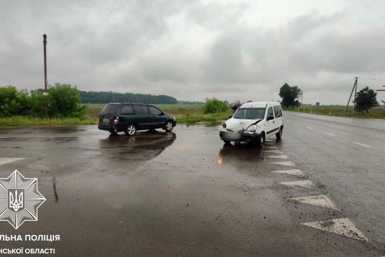 Вискочив на головну: у Луцьку зіткнулись два авто (Фото)