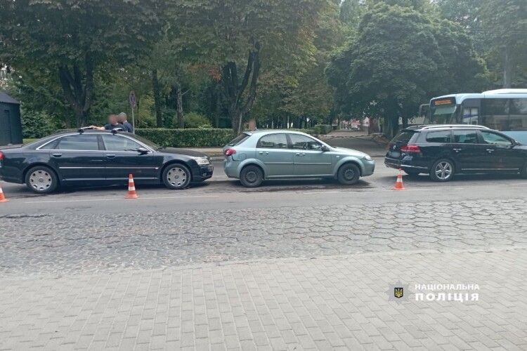 У Луцьку в ДТП за участі трьох авто постраждала жінка