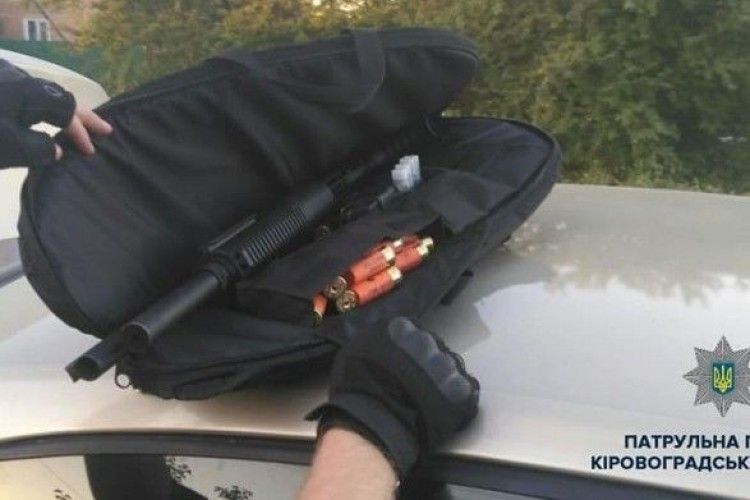 Троє чоловіків серед міста з’ясовували стосунки за допомогою рушниці