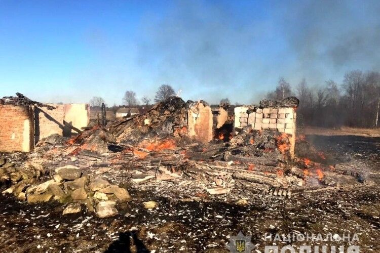 На Рівненщині через спалювання листя згоріла хата (Фото)