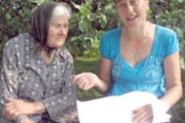 ФОТО НА КОНКУРС: дві листоноші — у котрої важча ноша?