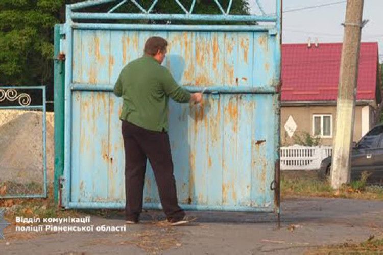Після візиту керівництва, поліцейським видали… граблі і віники