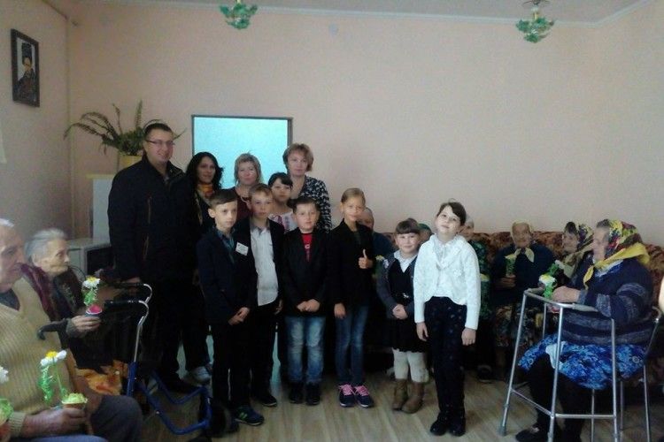 Володимир-волинські школярі зігріли осінь літнім людям (фото)