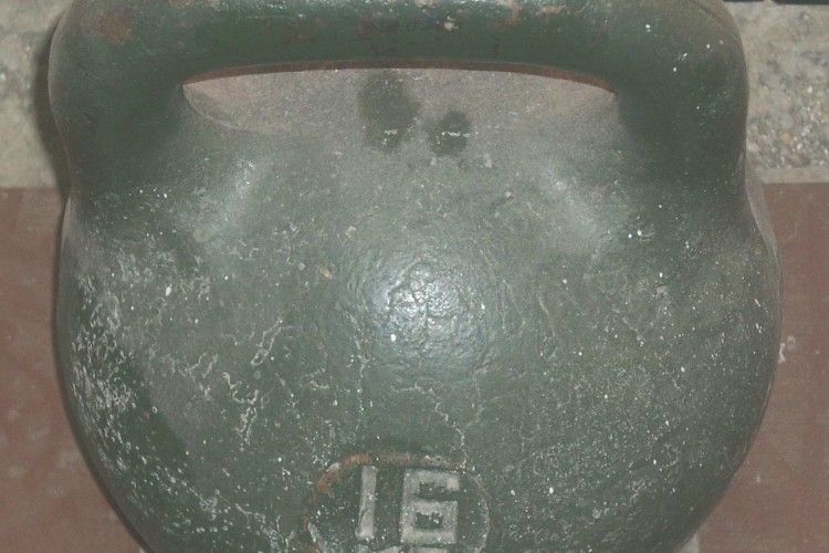 У Маріуполі на дах «швидкої» скинули залізну гирю