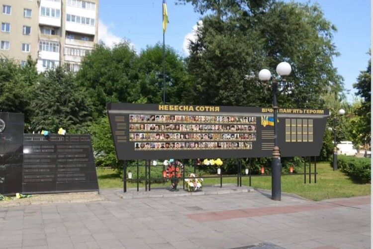 У Ковелі вирішили демонтувати фотостенд зі світлинами Героїв, загиблих на Сході України
