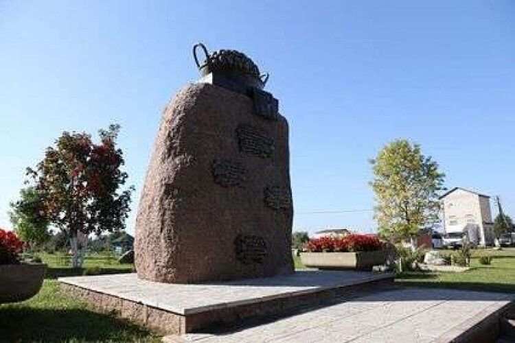 У Білорусі встановили пам'ятник картоплі та розсмішили користувачів мережі  