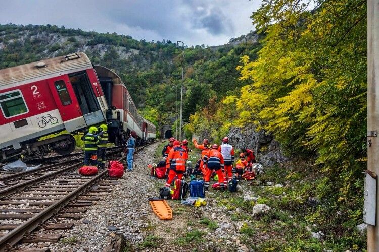 У Словаччині зіткнулися два швидкісні потяги: близько 100 постраждалих