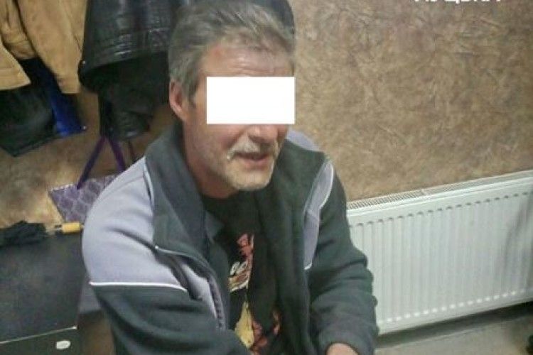 У Луцьку чоловік хотів поцупити з гуртівні чвертку горілки (фото)
