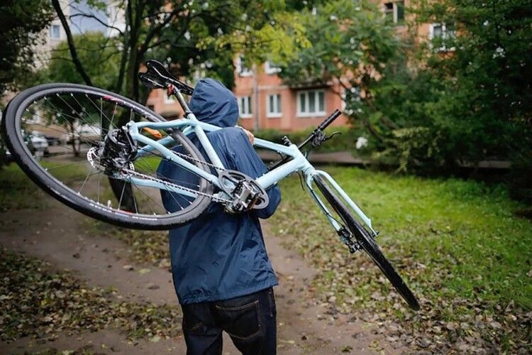 У Луцьку чоловік з велопарковки поцупив велосипед