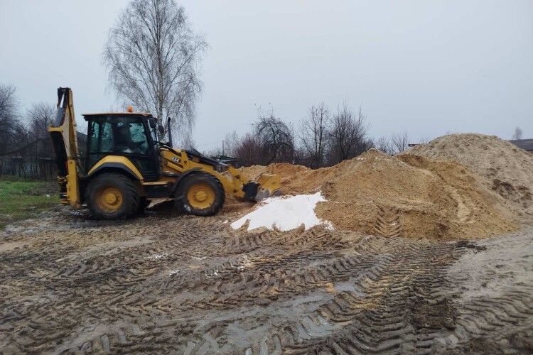 У селищі на Волині змішали тонни піску із сіллю, дбаючи про безпеку