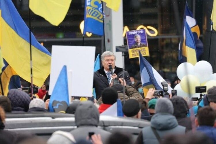 Україні потрібен Порох! Порошенко виступив перед прихильниками в аеропорту