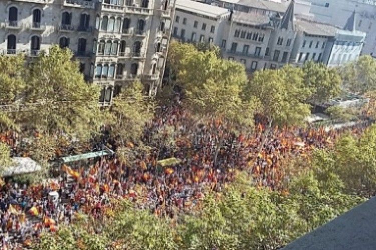 У Барселоні тисячі людей протестують проти незалежності Каталонії