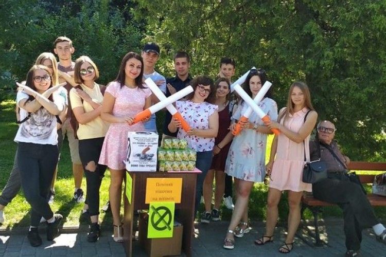 У Володимирі-Волинському міняли цигарки на сік