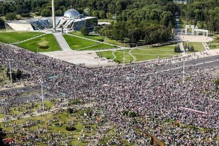 Десятки тисяч протестувальників підійшли до резиденції Лукашенка