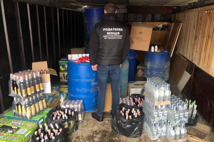 У Луцьку в гаражі знайшли 300 літрів спирту та 300 пляшок горілки і коньяку