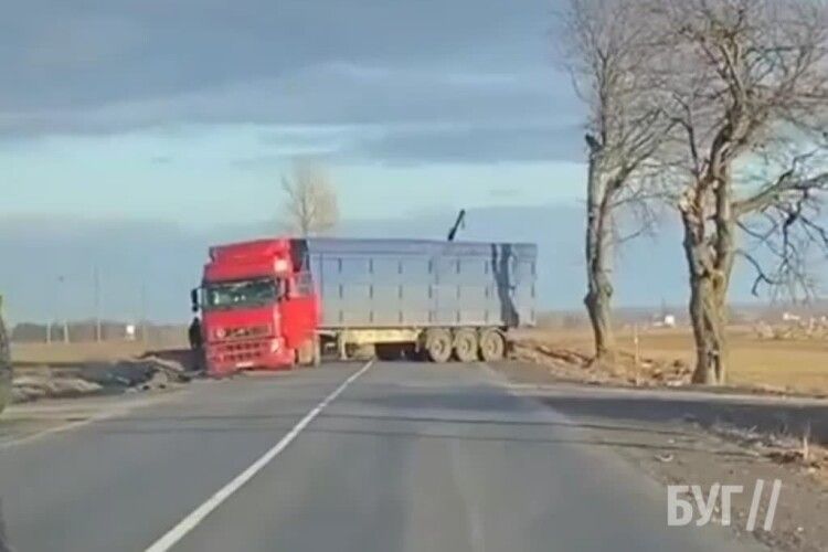 Вантажівка на пів години перегородила дорогу Нововолинськ-Іваничі