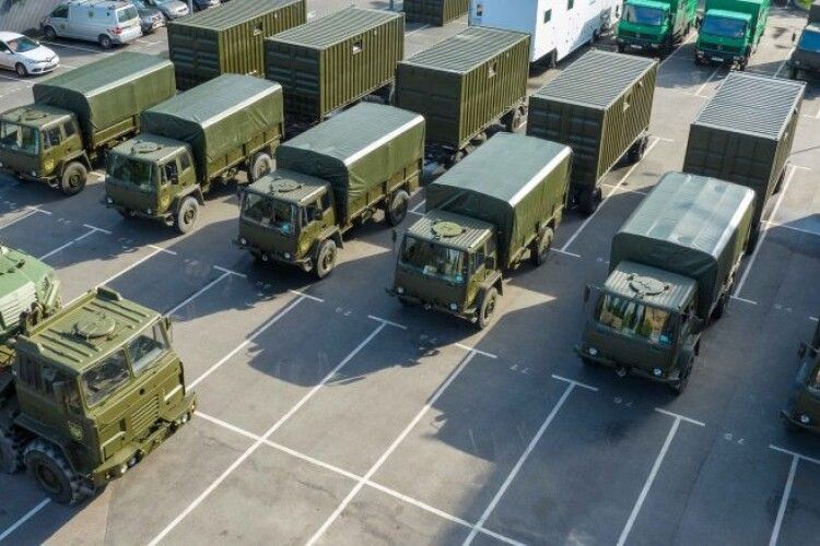 Порошенко везе на Донбас велику партію техніки: вантажівки, супертягач Foden та відновлений після обстрілу SHIELD