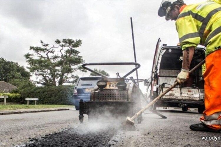 Через дірку в законі будівельна фірма з Польщі не може розпочати ремонт волинської дороги