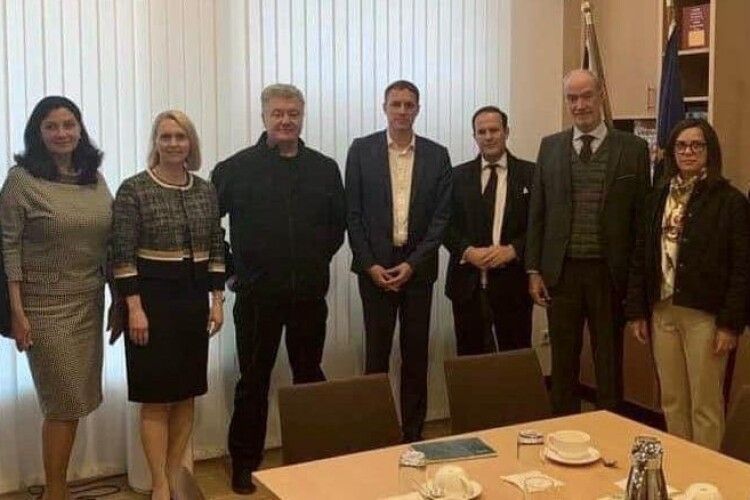 Порошенко зустрівся із послами «Сімки» та ЄС: чим більше буде зброї, тим швидше Україна переможе і закінчиться війна