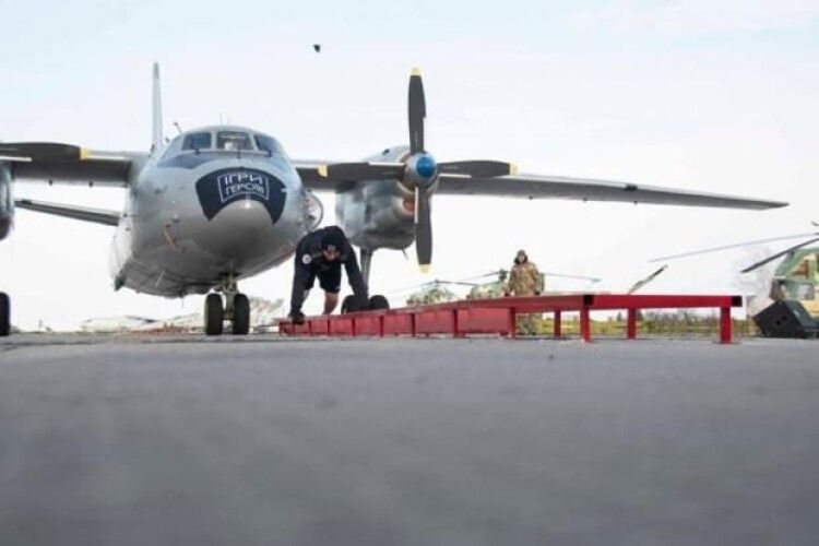 Ветеран АТО на протезі протягнув 16-тонний літак: Роман Кашпур встановив рекорд України