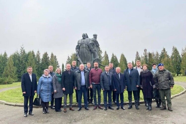 Волиняни вшанували козаків і повстанців на Козацьких могилах у Берестечку