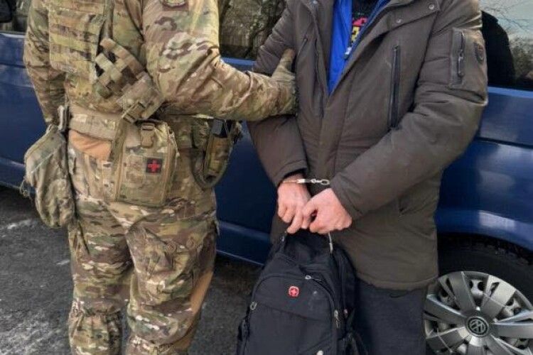 У Києві вітчим роками ґвалтував дівчинку, а матір допомагала продавати порно