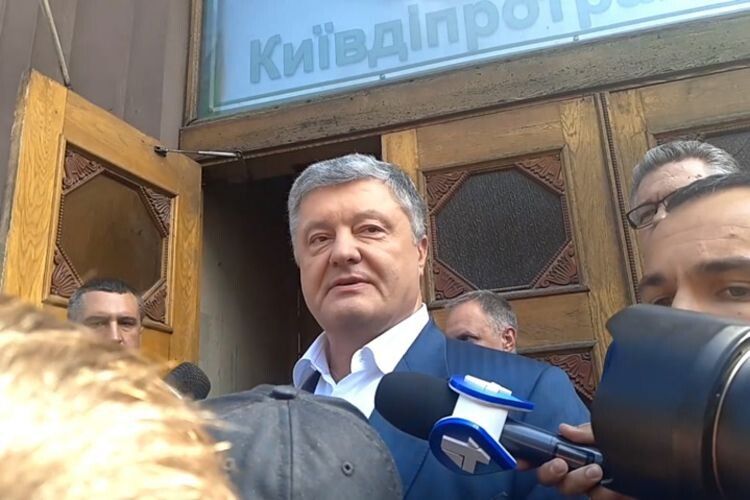 Офіс Президента та ДБР… стежать за Петром Порошенком?