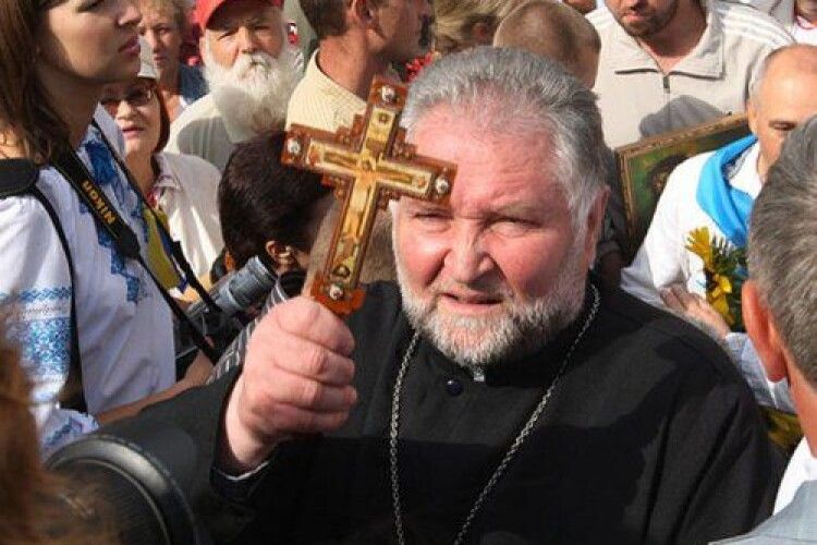 Священник з храму на Львівщині, відомого фрескою із путіним у пеклі, закликав повернути в ефір «Прямий», «5 канал» та «Еспресо» 
