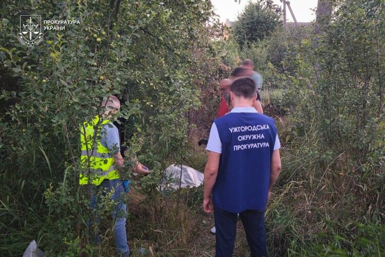На Закарпатті у дворі будинку знайшли закопане немовля