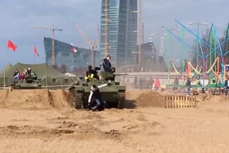 У Санкт-Петербурзі танк наїхав на відвідувачів виставки