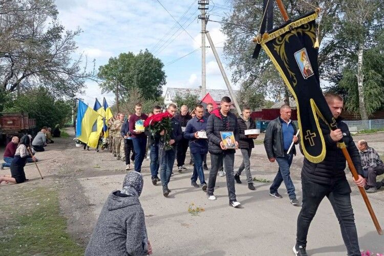 На Волині Героя, який поліг за Незалежність, пронесли повз напис «Загинули від рук українсько-буржуазних націоналістів» (Фото)
