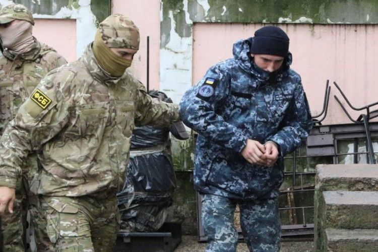 Захоплених українських моряків вивозять із Криму до Москви