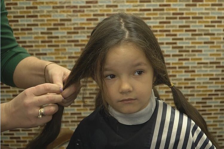 Маленька дівчинка відрізала коси, щоб допомогти онкохворому хлопчику (Фото, відео)