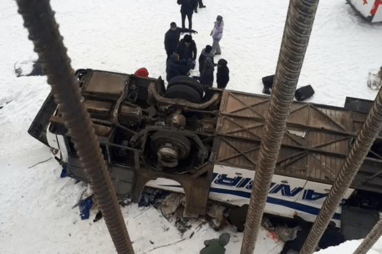 На російському Забайкаллі автобус впав у річку: 19 загиблих