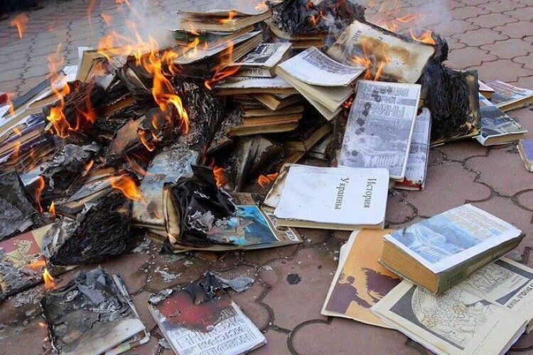 Спалені книжки: так виглядає «денацифікація»  України від росіян