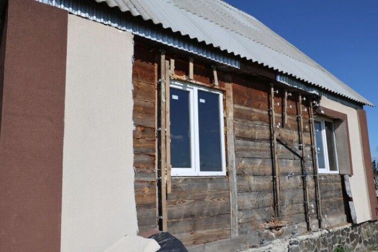 Триває ремонт будинків волинян, які були пошкоджені уламками ракети (Фото)