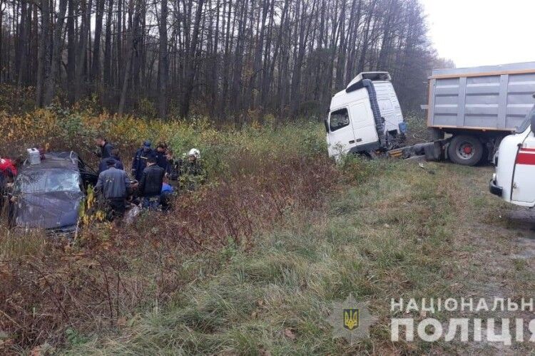На Волині моторошна ДТП між Копиллям і Граддям: внаслідок зіткнення вантажівки «Volvo» та легковика «Opel Astra» загинула 47-річна жінка