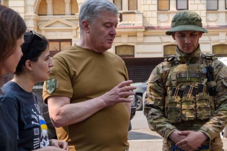 Рятують людей і тварин: Порошенко привіз потужний двигун, гумові човни і спорядження херсонській теробороні